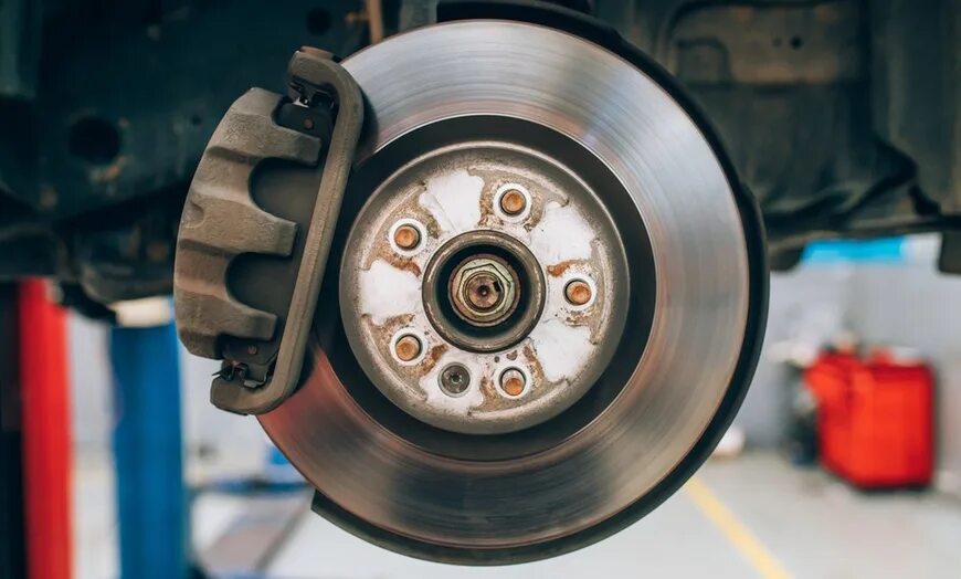 Brake in the car. Тормозные диски у редуктора. texa disk brake pads. тормозной диск картинка. car calipers.