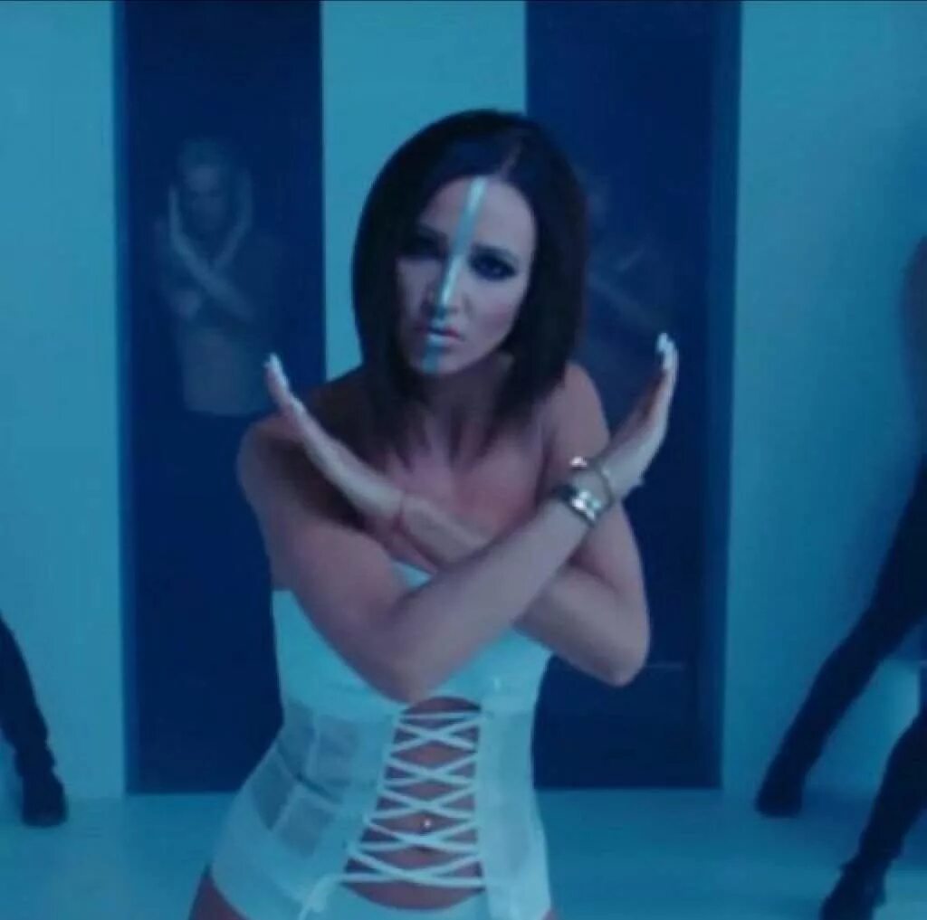 Мало мало половин. Бузова мало половин. Мало половин. Песня бузова половин. Бузова мало половин.