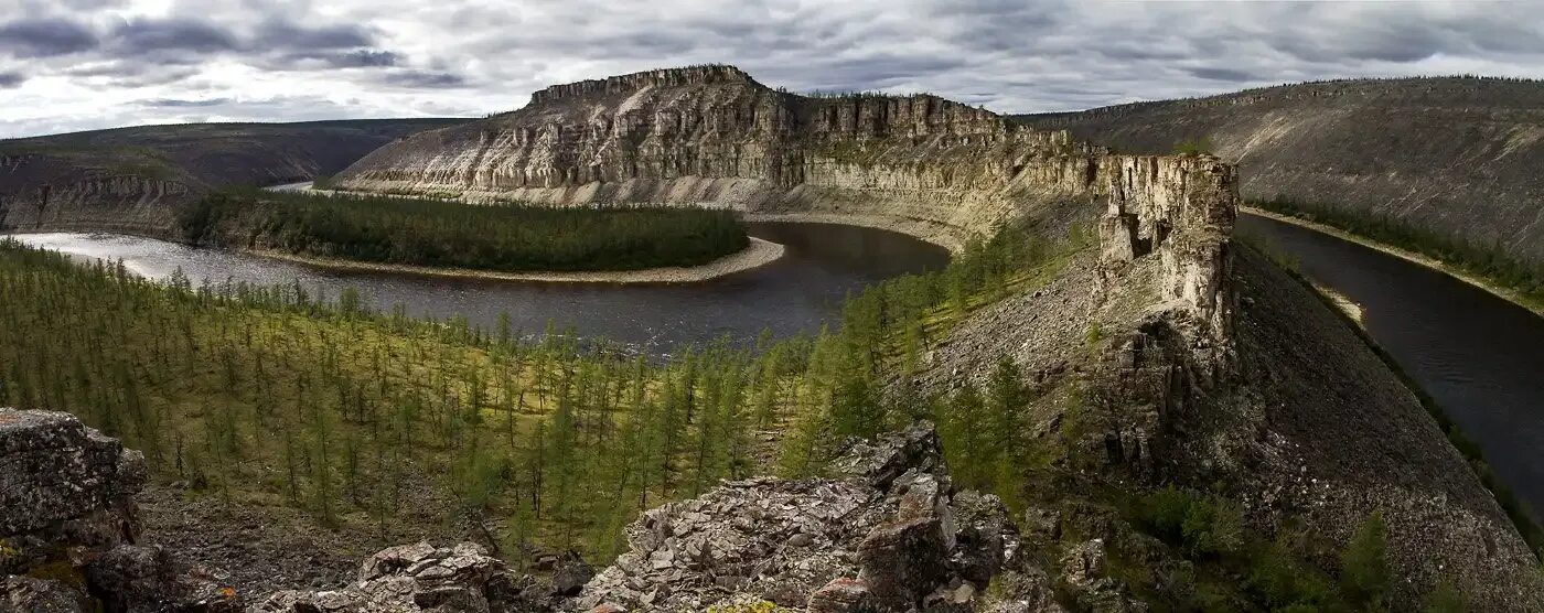 Среднесибирская город. Путорана и Анабарское плато. Среднесибирское плоскогорье (плато Путорана),. Плато Путорана скала камень. Река Котуйкан. Таймыр..