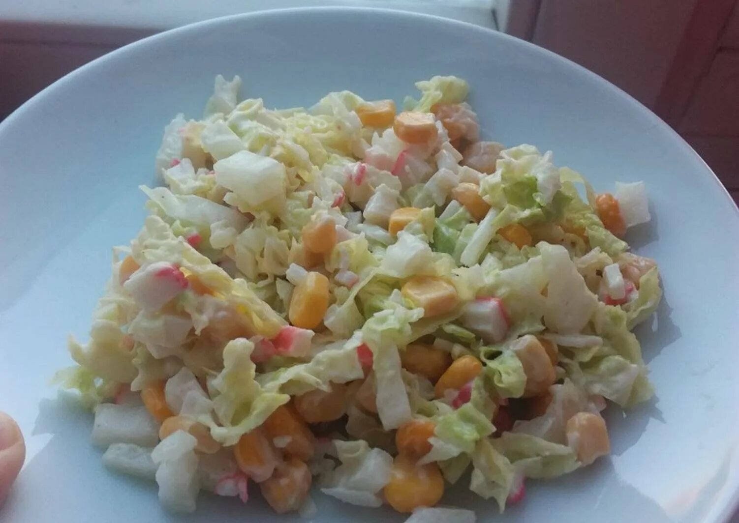 Салат с пекинской капустой и крабовыми. Салат кукуруза пекинка крабовые. салат с пекинской капустой и крабовыми палочками и кукурузой. пекинская капуста крабовые палочки кукуруза. салат с крабовыми палочками кукурузой пекинской капустой огурцом.