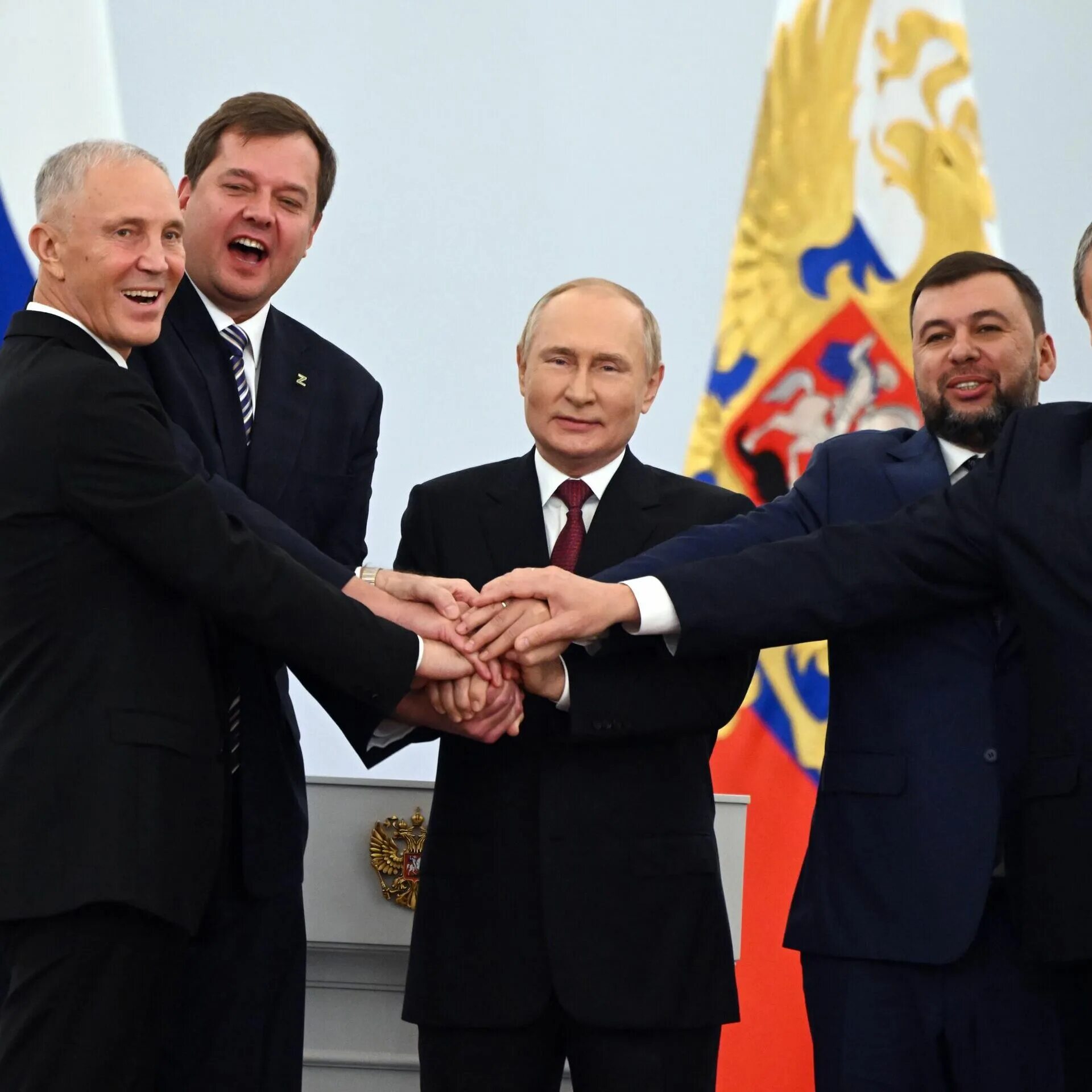 Подписание вступление. Политический лидер путин. президенты стран. руководители евросоюза. подписание в кремле крым 2014.