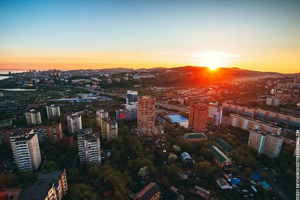 Город просыпается. Рассвет в городе Владивосток. Сопки Владивостока солнце. Рассвет лето Владивосток.