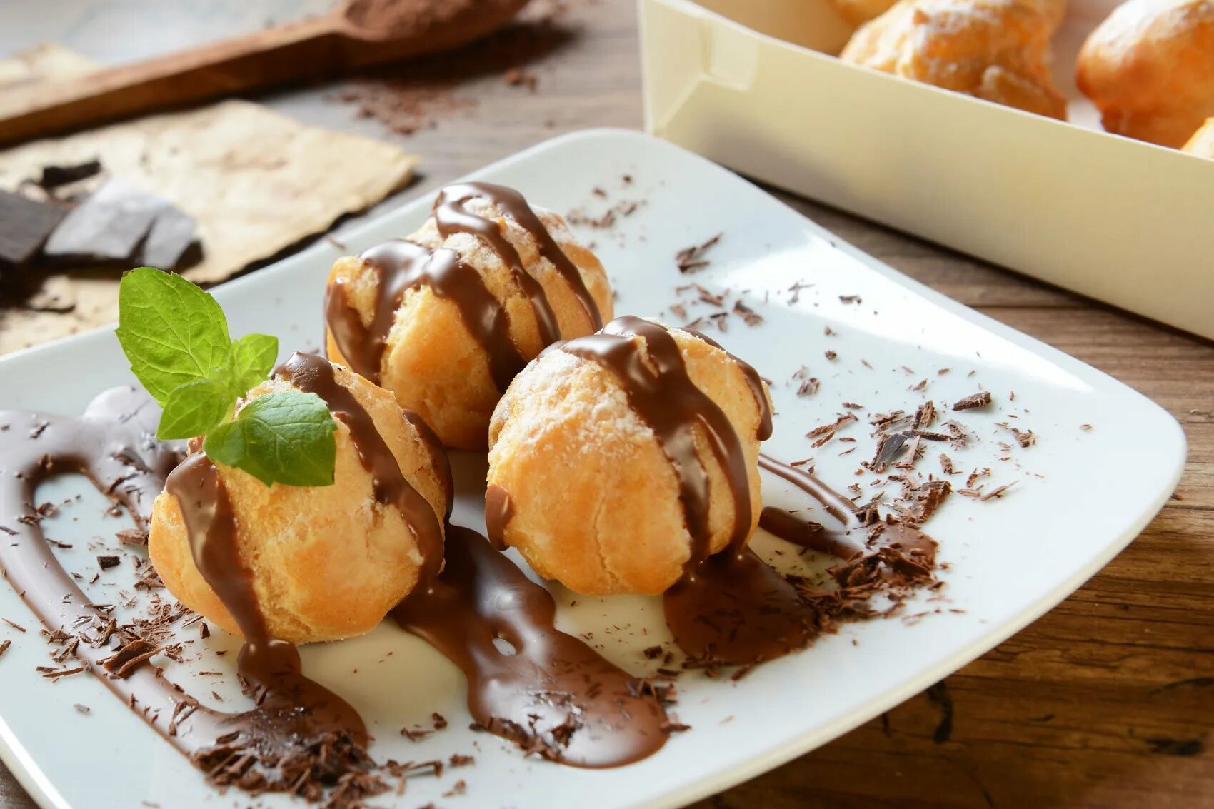 Профитроли — les Profiterole. Профитроли крем брюле. Пирожное заварное профитроли. Профитроли итальянские Bindi. Вид заварного пирожного