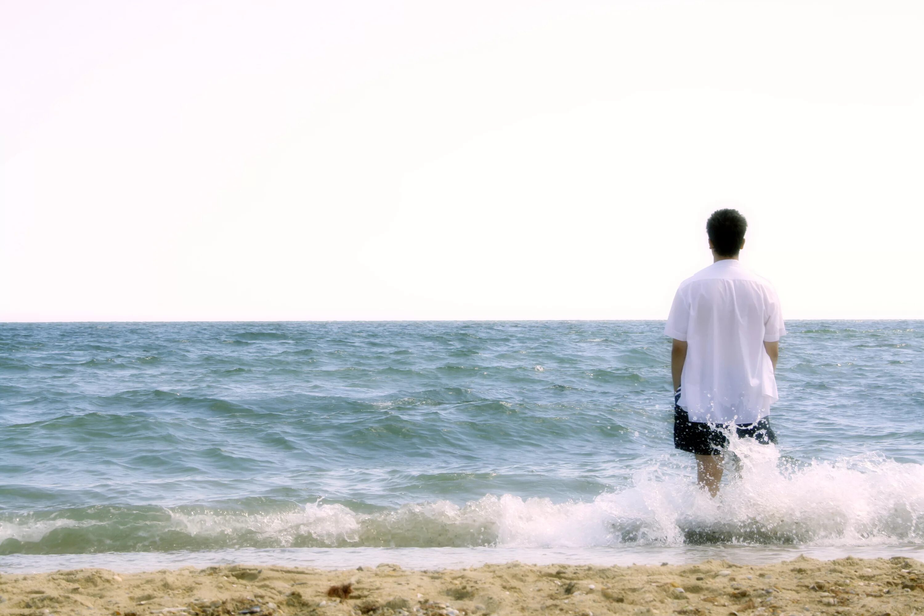 Мутный человек это. Человек на берегу моря. Парень на море. Одинокий парень у моря. Парень возле моря.