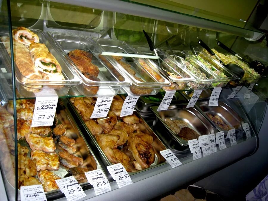 Кулинария ассортимент продукции. Витрина для салатов. Магазин готовой еды. Готовые блюда в магазине. Витрина с готовой едой.