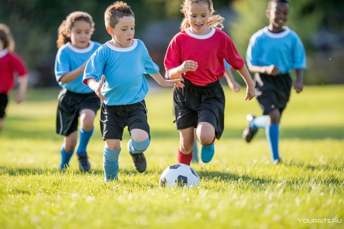 I can playing football. Спорт дети. Детский футбол. Дед занимается спортом. Футбол дети.