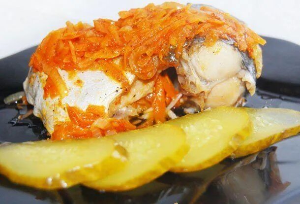 Филе пангасиуса с морковью и луком. Пангасиус в духовке с морковью и луком. пангасиус с овощами в духовке. пангасиус запеченный с овощами. рыба запеченная пангасиус.