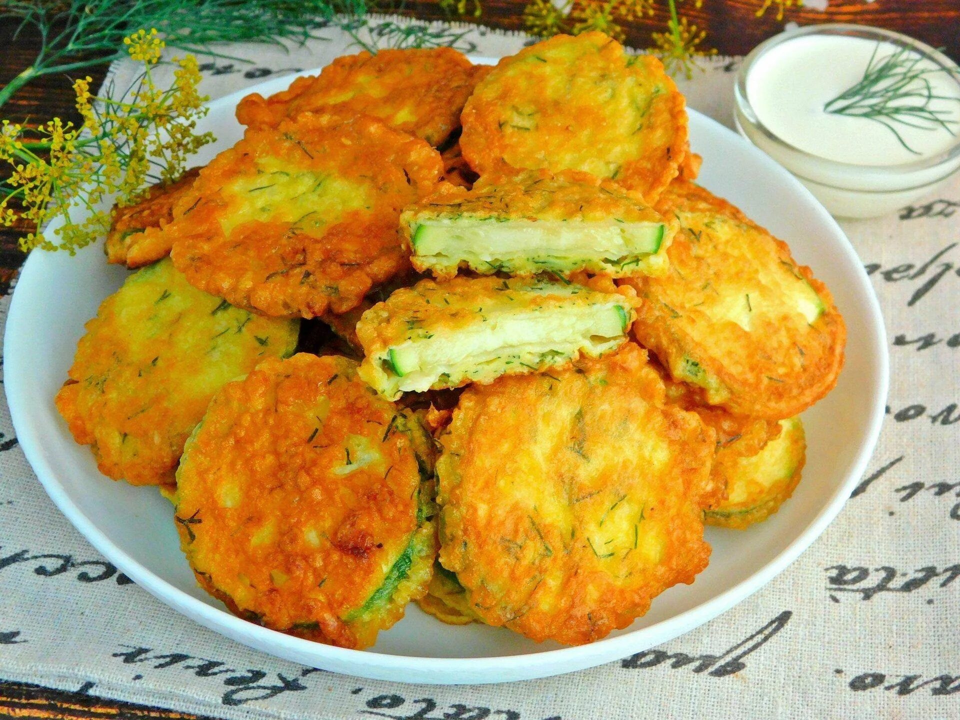 Кабачки в кляре с сыром в духовке. Кабачки в сухарях в духовке. Кабачковые палочки в кляре. Кабачки в кляре. Кабачки в сырной панировке.
