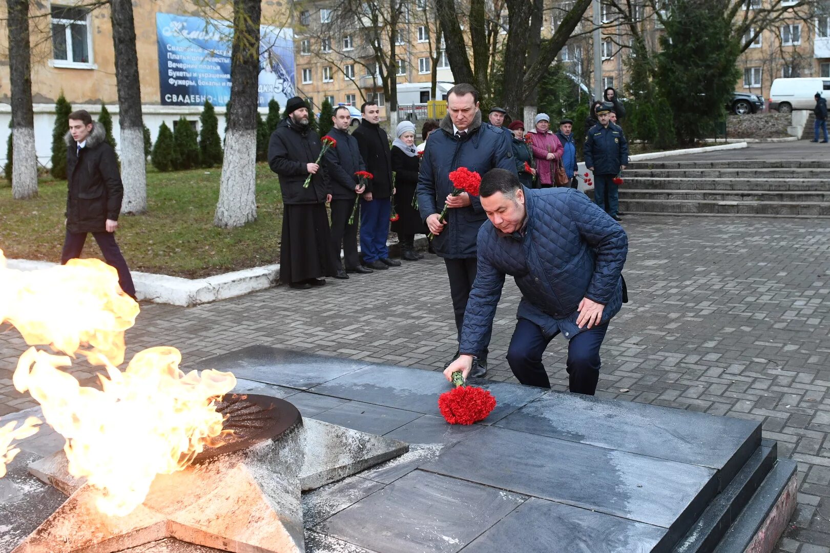 Мемориальный комплекс вечный огонь Бологое. Вечный огонь город Бологое. Памятники в Бологое вечный огонь. Вечный огонь Тверской области.