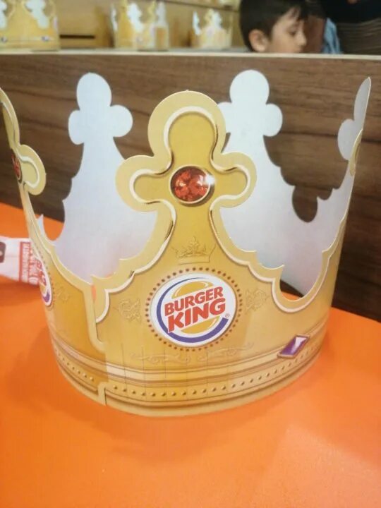 Картона бургер кинг. Корона бургер кинг. Burger king корона картонная. Корона из бургер кинга шаблон. Ангус корона бургер кинг.
