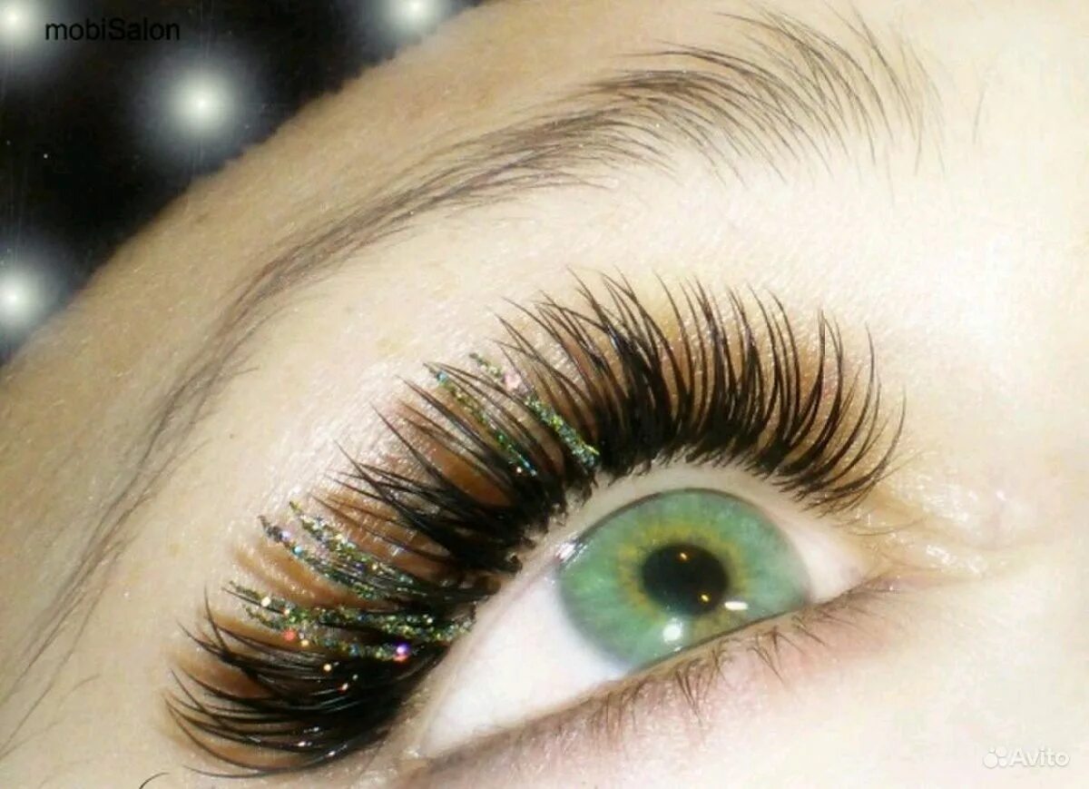 Нарощенные ресницы блестят. Цветные ресницы с блестками. Блестящие ресницы. Реснички с блестками. Нарощенные ресницы блестят.