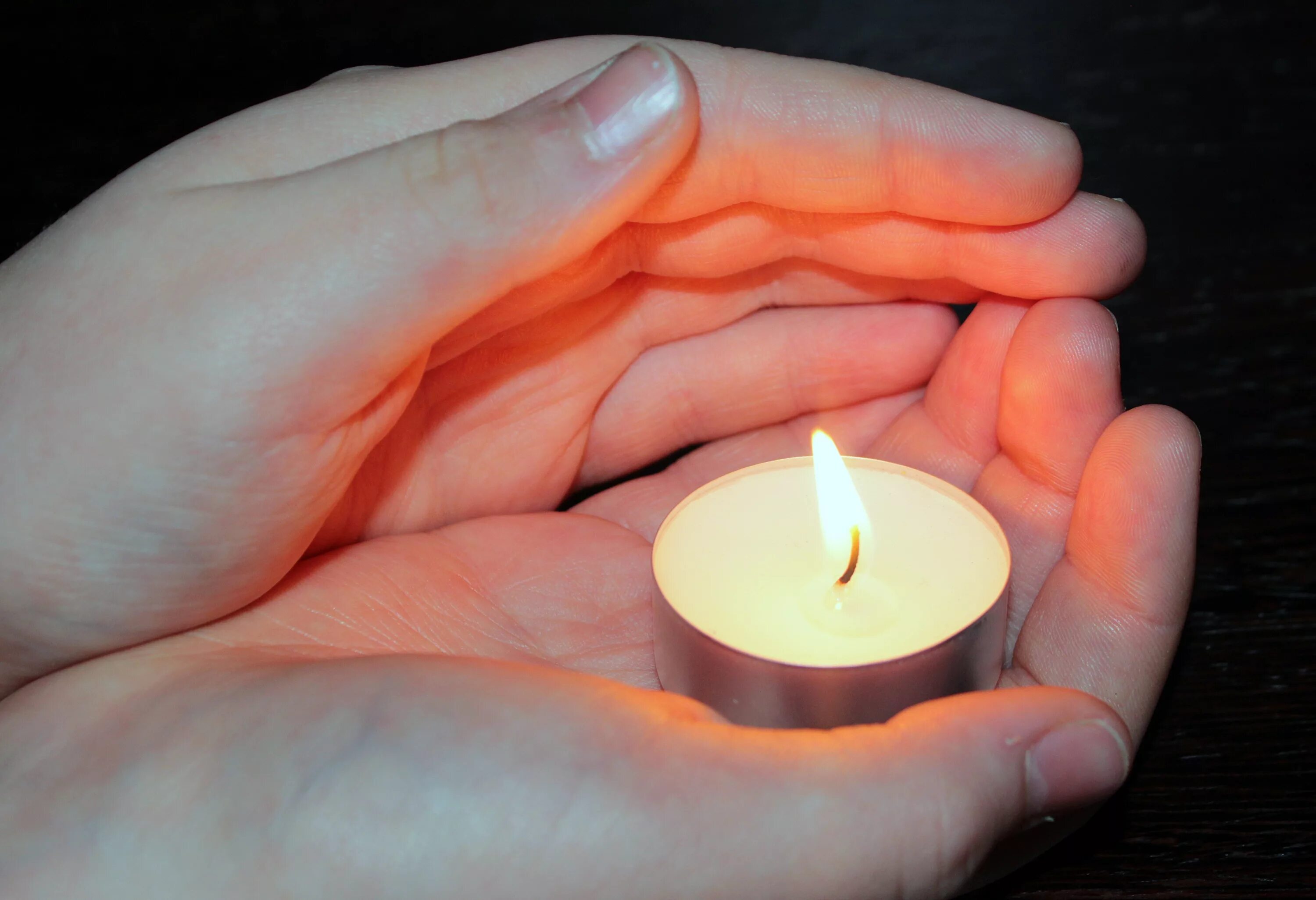 Свеча горит в руке. Свеча в руках. Свеча памяти. Зажженная свеча. Свеча в ладонях.