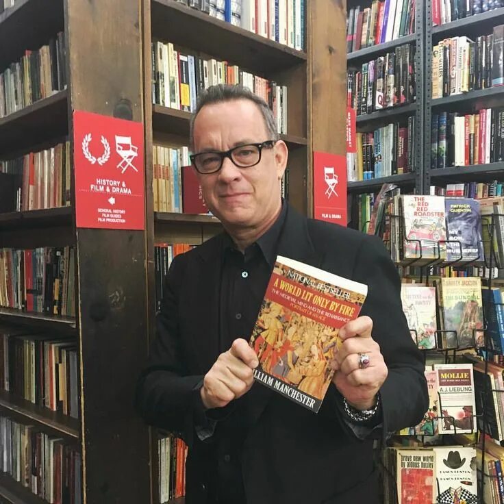 Человек читает книгу. Артист с книгой. Итан хоук в очках. Чб итан хоук. Артист с книгой.
