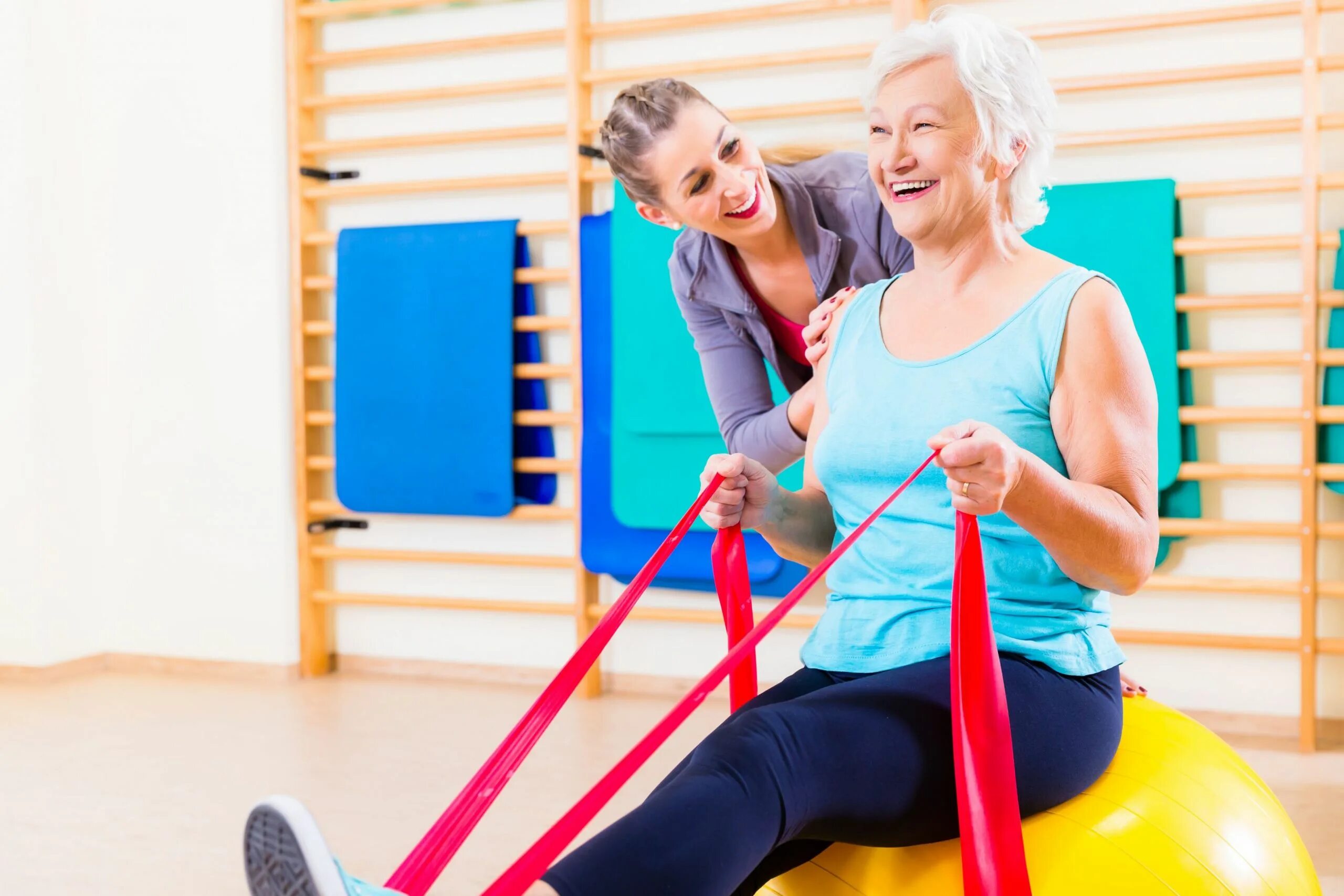 Занятия физической активностью. Фитнес для пожилых. Лечебная физкультура. Фитнес для женщин старшего возраста. Пожилые в спортзале.
