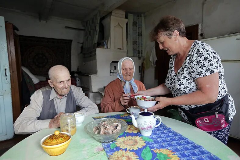 Пенсионерам беларуси. Белорусские пенсионеры. Пожилые люди. Группа пенсионеров с дома престарелых. Соц работник для пожилых.