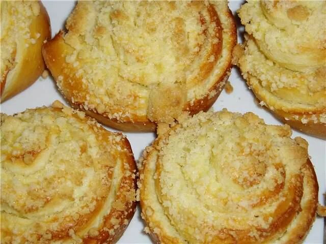 Булочки с посыпкой из масла. Булочка с посыпкой. Булочки с присыпкой из муки и масла и сахара. Штрейзельная крошка для булочек. Булочка с посыпкой из муки и сахара.
