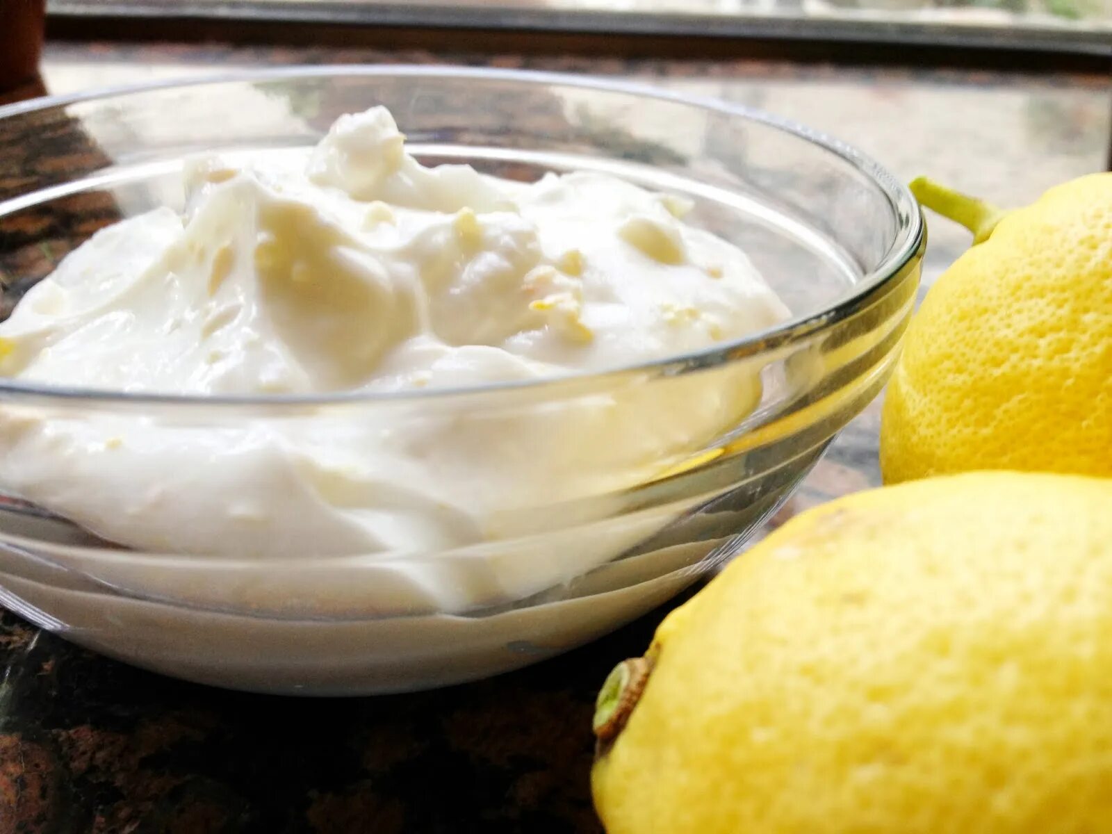 Молоко сок лимона. Лимонный йогурт. Йогурт с лимоном. Греческий йогурт с соком лимона. Лимонно-йогуртовая.