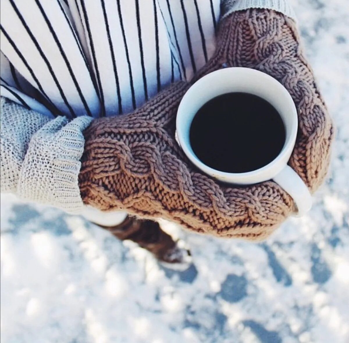 Необыкновенно теплые. Утро кофе зима. Снежное утро. Кофе на снегу. Утренний кофе зимой.