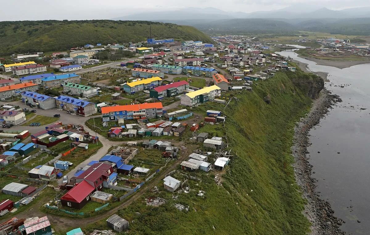 Южно курильск купить. Курильск Итуруп. Остров Итуруп Курильские острова. Курилы остров Итуруп поселок. Южно Курильск остров Итуруп.