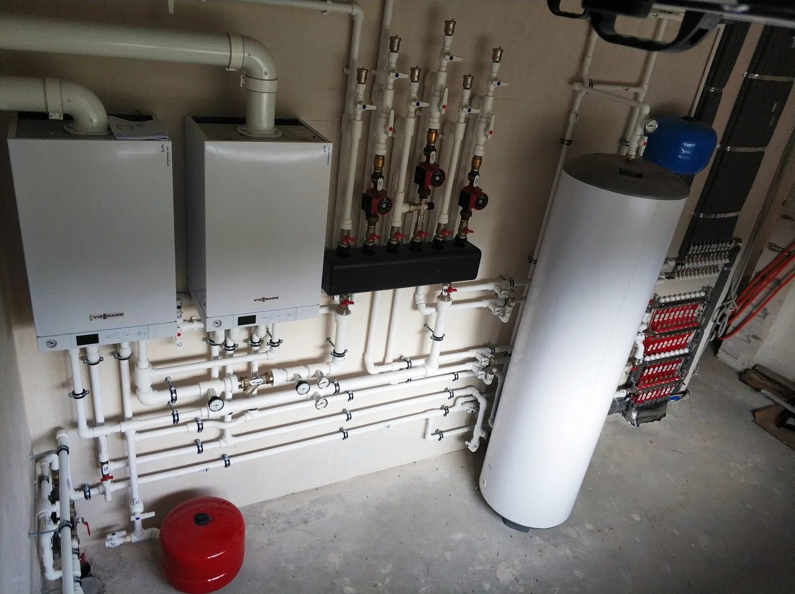 Радиаторы витрина. Магазин котлов. Бойлерная система отопления. Аст инженермонтаж. Монтаж отопления краснодар.