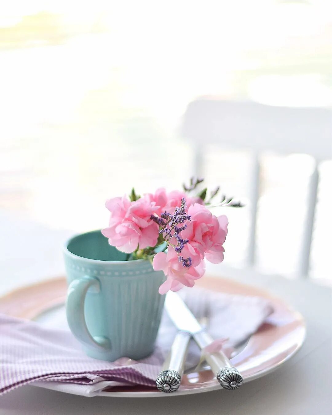 Доброе утро нежные картинки. Нежные цветы утром. Милые цветы. Нежные цветы и кофе. Цветы утро нежность.