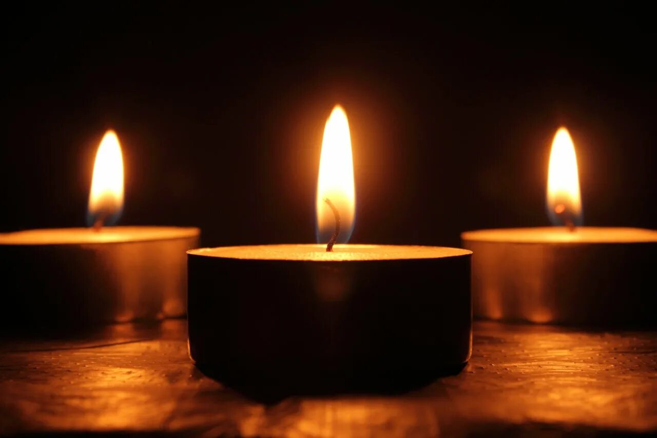 Поминальная свеча. Поминальная свеча картинки. Три горящие свечи. Зажженная свеча.