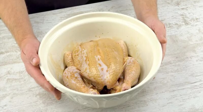 Приготовление курицы в глине. Курица в глиняном растворе. Запекать курицу на глиняном.
