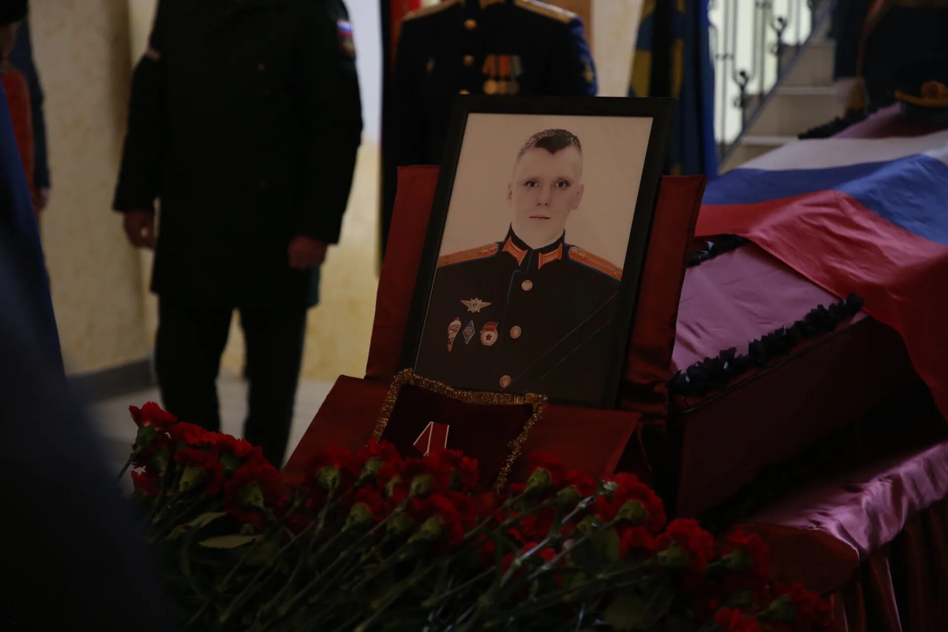 Церемония прощания с военнослужащим погибшим на Украине. Церемония прощания с военнослужащим. Простились с военнослужащим погибшим. Прощание с погибшим солдатом.
