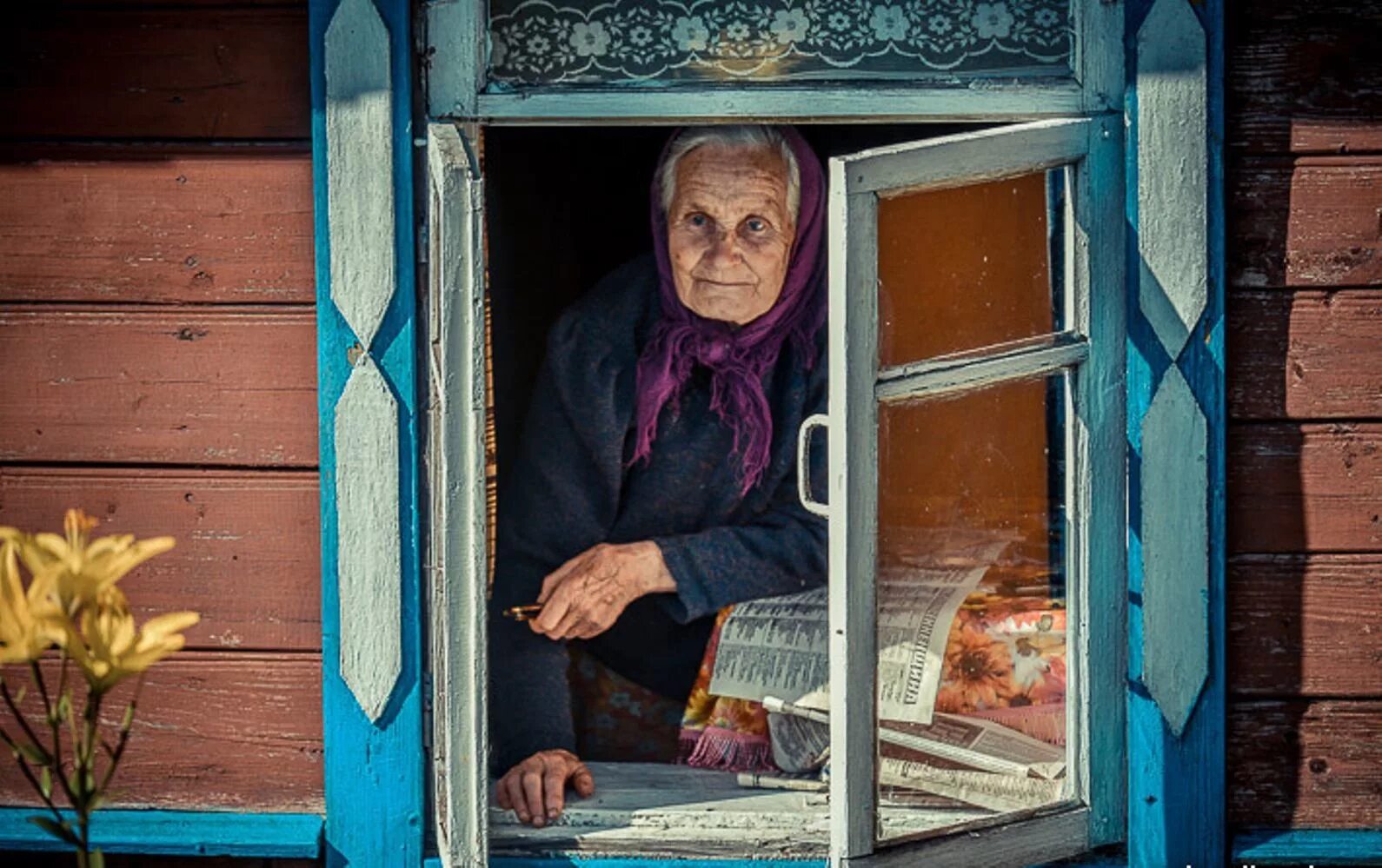 Мамки не ожидали. Бабушка у окна в деревне. Деревенский дом старушка. Бабушка в деревенском доме. Старушка у окна.