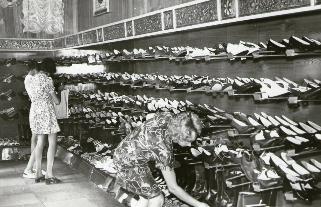 Первый магазин обуви. Магазины СССР 1980. Универмаг СССР 60е. Обувь СССР. Советские женщины в магазине.