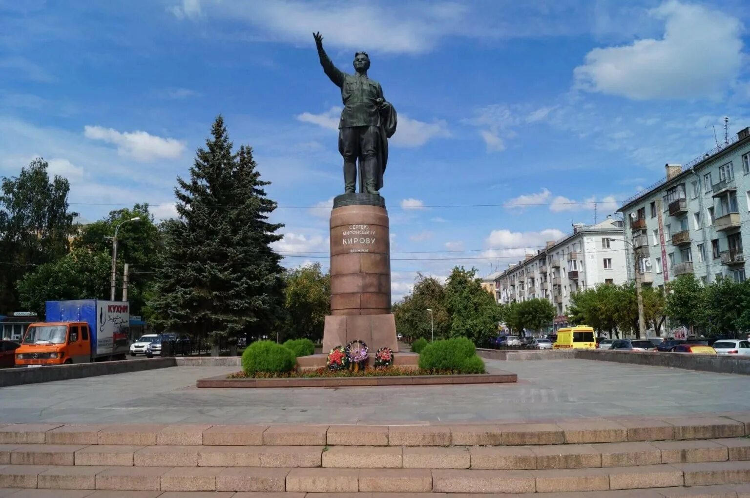 Памятники киров. Памятник Кирову в Кирове. Памятник Сергею Мироновичу Кирову в Кирове. Памятник Кирову у ЦУМА Киров. Киров Сергей Миронович памятник.