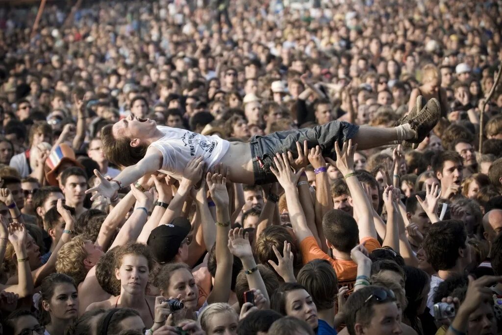 Страх человека перед толпой. Человек толпы. Много людей. Прыжок в толпу. Толпа на концерте.