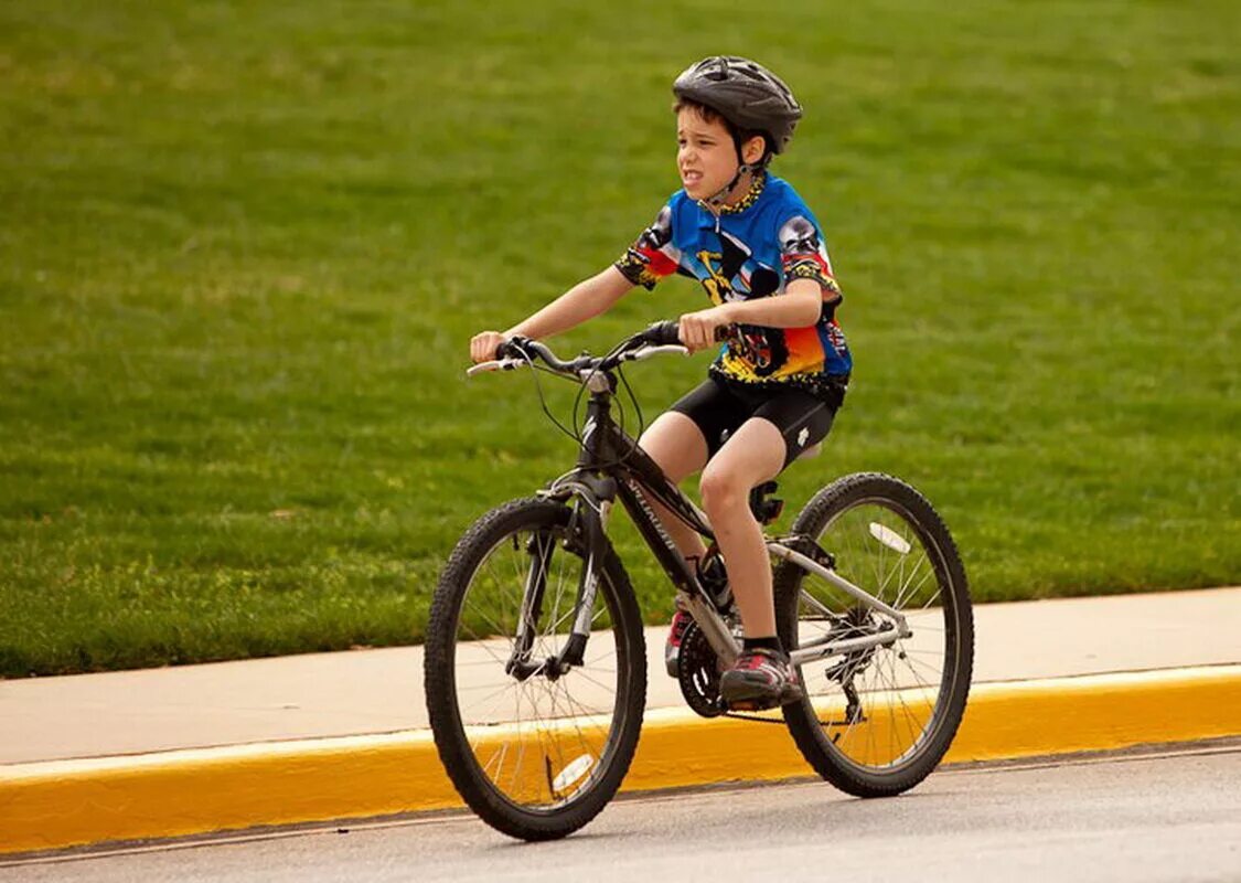 The children ride bikes. Мальчик едет на велосипеде. Детская Велошкола. Детские велогонки. Велоспорт для детей.