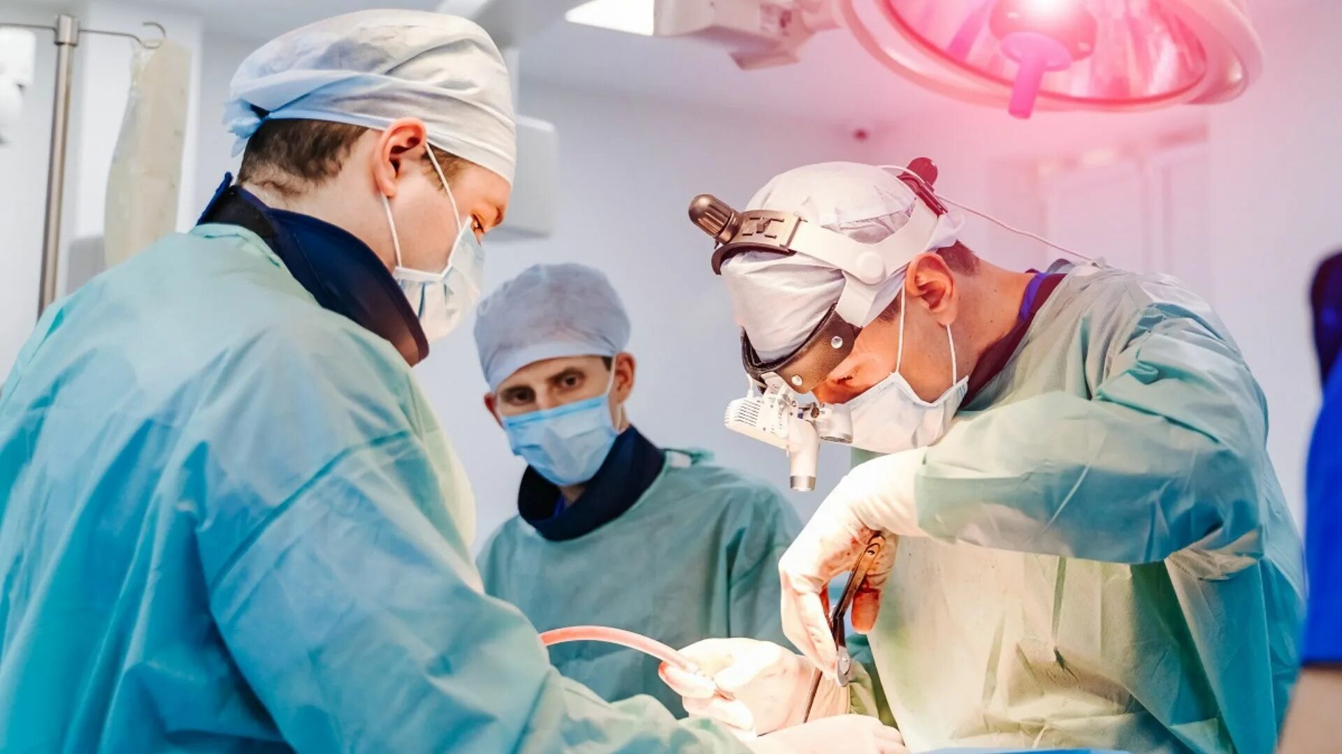Мужчина хирург в операционной. Фотосессия в операционной. Молодые хирурги в операционной.