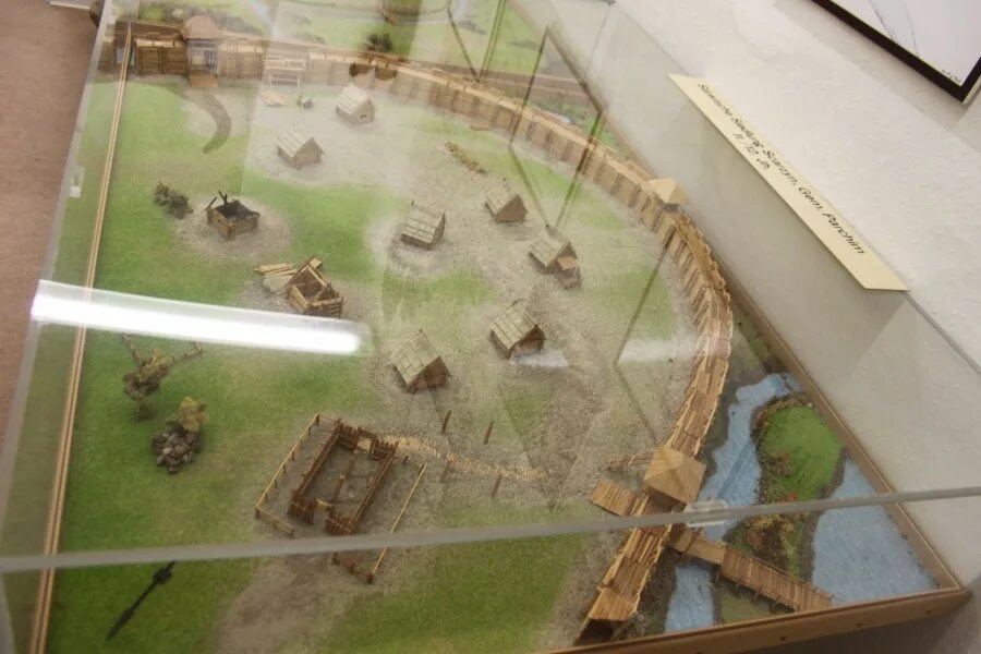 Макет избы. Макет домика древних славян. Макет славян 4 класс окружающий мир. Изба топилась по черному. Городище восточных славян.