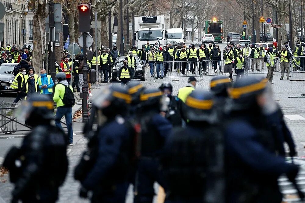 Сколько получила франция. Беспорядки во Франции желтые жилеты. Протесты во Франции. Протесты в Париже. Майдан во Франции.