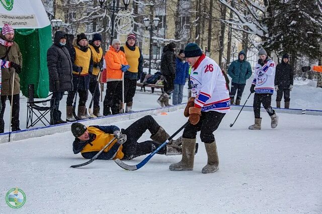 Зимний спорт зимой. Хоккей в валенках с мячом. Хоккей на валенках фото. Соревнования хоккей в валенках. Хоккей на валенках дети.