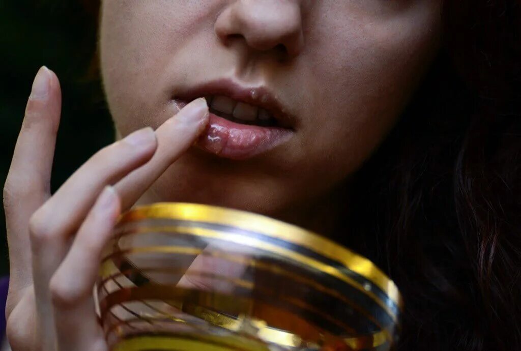 Медовые губы. Горький мёд на губах.