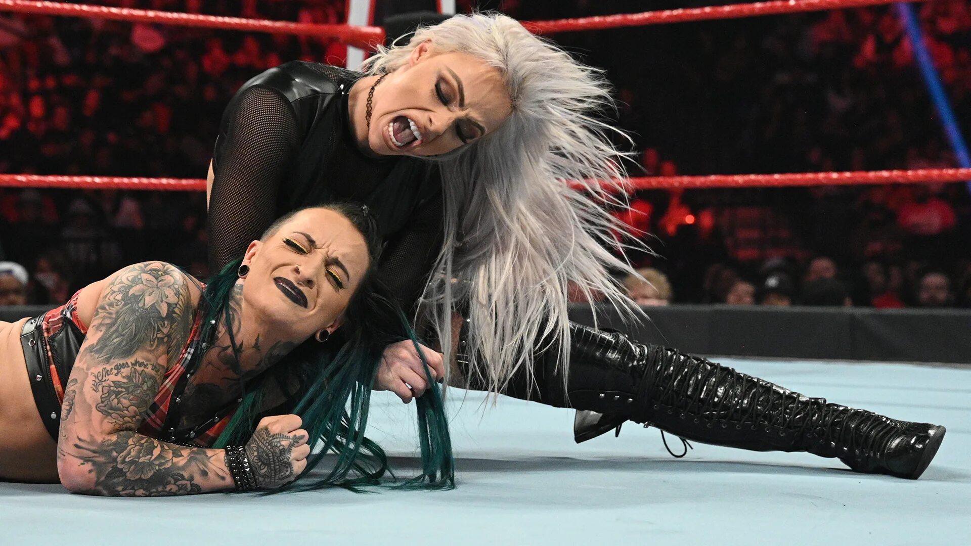 Лив Морган и Руби Райот. Liv Morgan and Ruby Riott 2020. Руби Райот WWE 2020. Лив Морган 2020 the Riot Squad.