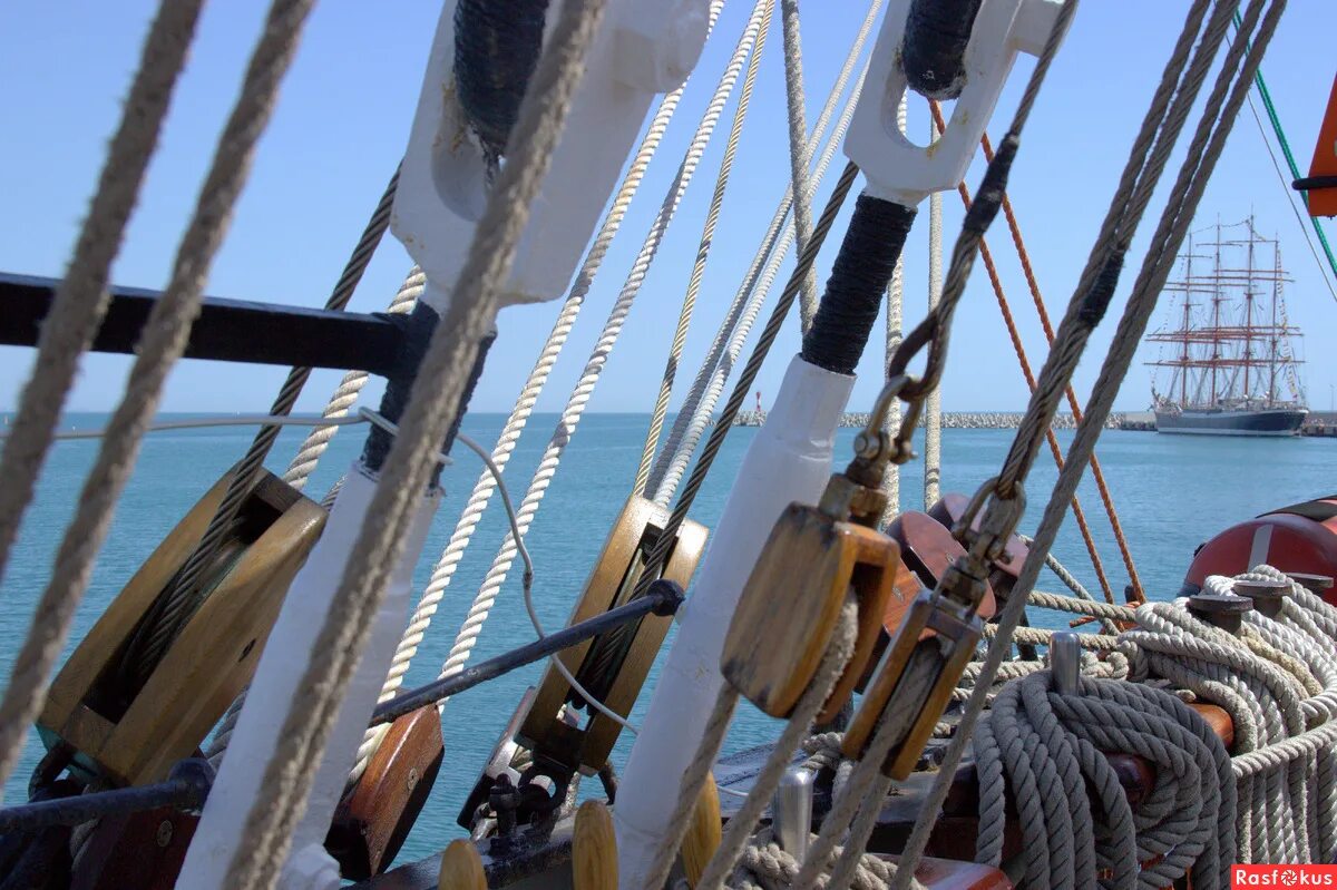 линь такелаж. корабельные снасти. такелаж для троса. судовая оснастка. корабельные снасти.