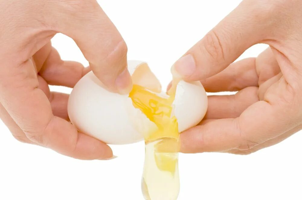 Разбитые яйца в руке. Разбитое яйцо. Яйцо в руке. Руки разбивают яйцо.