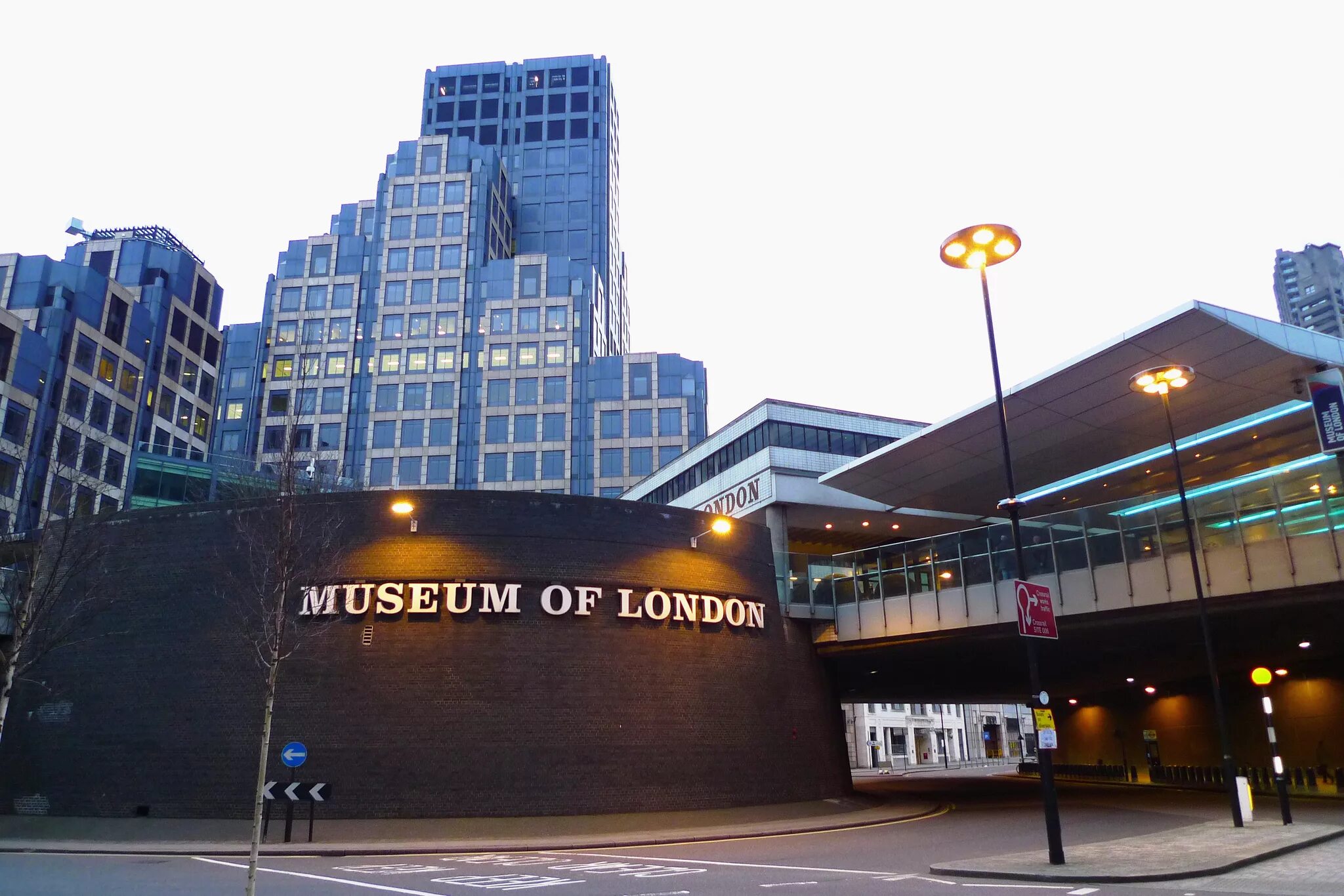 Музеи лондона. Museum of london. Музеи лондона. Полукруглый музей лондона. Музей естествознания лондон.