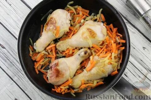 Куриные голени в луке на сковороде