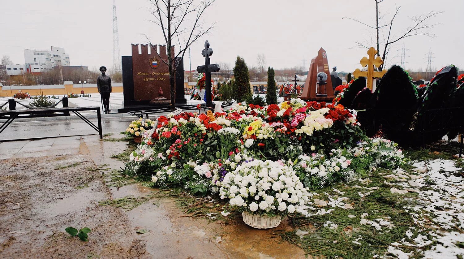 Могила Юлии Началовой. Памятник Началовой на Троекуровском кладбище. Троекуровское кладбище могила Юлии Началовой.