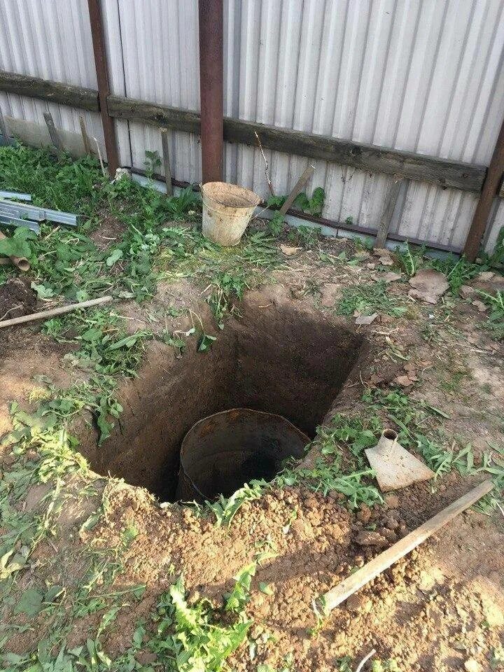 Сколько выкопать яму под туалет. Яма для дачного туалета. выгребная яма для туалета. выгребная яма для туалета на даче. дачный туалет с выгребной ямой.