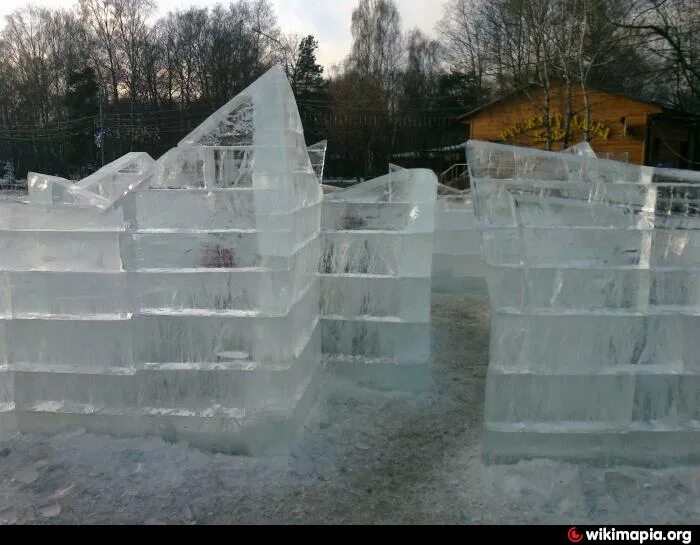 Посмотри ка на этот ледовый лабиринт. Ледяной Лабиринт. Ледяной Лабиринт Москва. Лабиринт из льда. Ледяной Лабиринт мокко.