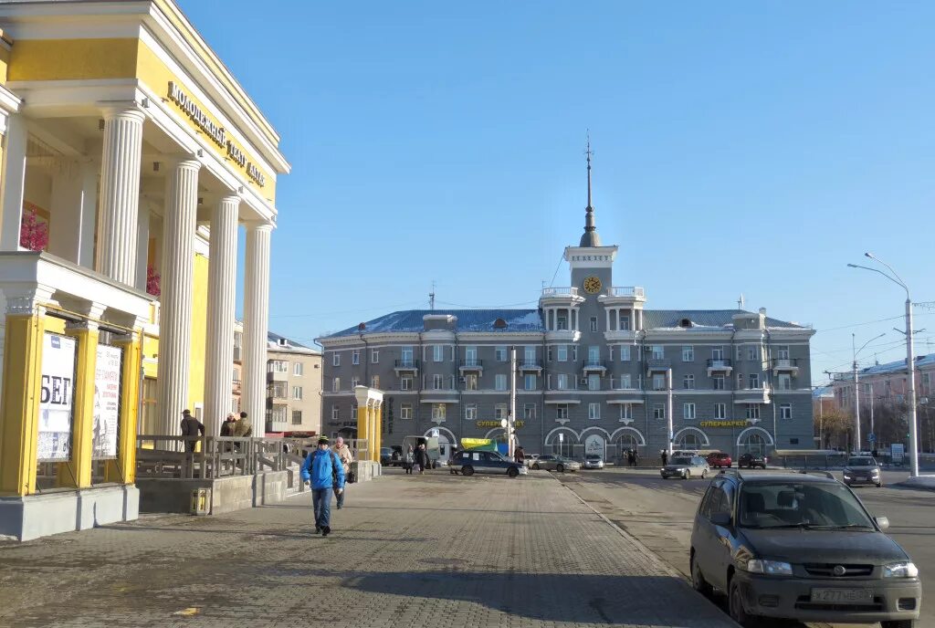 Площадь октября барнаул. Барнаул Октябрьская площадь. Площадь октября Барнаул шпиль. Барнаул площадь октября дом со шпилем.