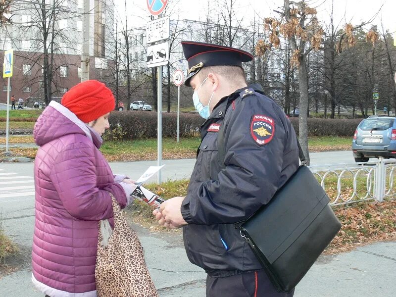 Беседа с участковым. Сотрудник полиции и население. Беседа участкового с гражданами. УУП. Обход ареста