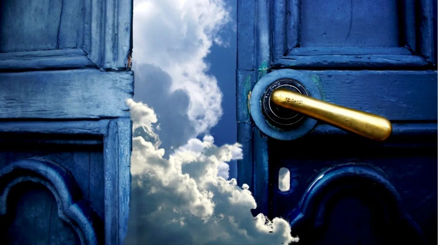 Люди в синем кричали закрывать двери. Открытая дверь. Закрытая дверь. Красивые двери. Приоткрытая дверь.
