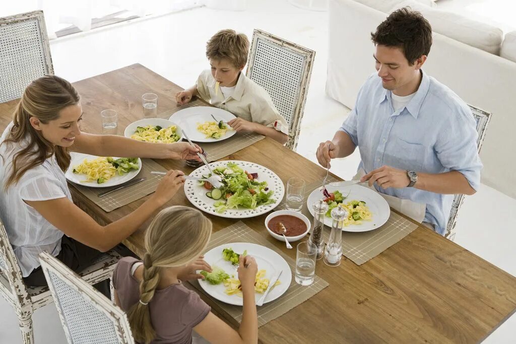 Семья за столом. Человек за обеденным столом. Еда за столом. Семейный обед. Обеденный женщина